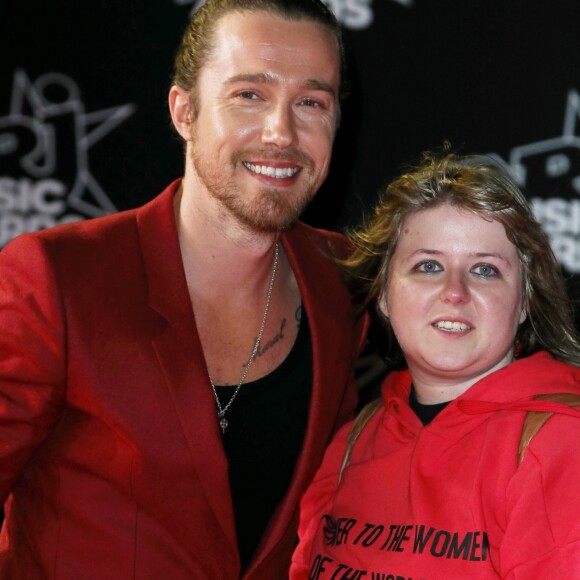 Julien Doré et une fan - 19ème édition des NRJ Music Awards à Cannes le 4 novembre 2017. © Dominique Jacovides/Bestimage