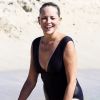 Sharon Stone profite d'une belle journée ensoleillée en compagnie d'amis sur une plage à Miami, le 5 novembre 2017.