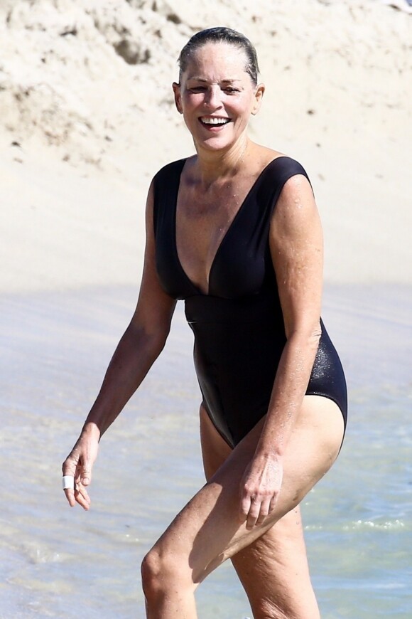 Sharon Stone profite d'une belle journée ensoleillée en compagnie d'amis sur une plage à Miami, le 5 novembre 2017.