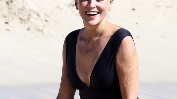 Sharon Stone, 59 ans : Une star nature sur une plage de Malibu