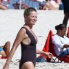 Sharon Stone profite d'une belle journée ensoleillée en compagnie d'amis sur une plage à Miami, le 5 novembre 2017.