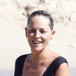 Sharon Stone profite d'une belle journée ensoleillée en compagnie d'amis sur une plage à Miami, le 5 novembre 2017.
