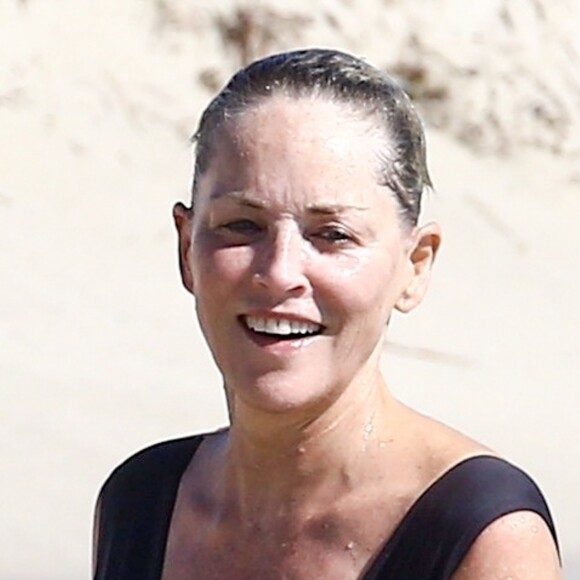 Sharon Stone profite d'une belle journée ensoleillée en compagnie d'amis sur une plage à Miami, le 5 novembre 2017.