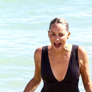 Sharon Stone profite d'une belle journée ensoleillée en compagnie d'amis sur une plage à Miami, le 5 novembre 2017.