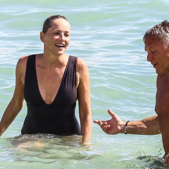 Sharon Stone profite d'une belle journée ensoleillée en compagnie d'amis sur une plage à Miami, le 5 novembre 2017.