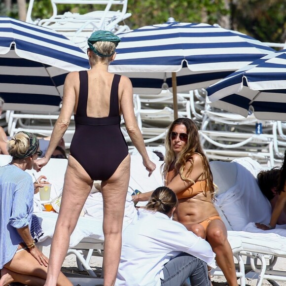 Sharon Stone profite d'une belle journée ensoleillée en compagnie d'amis sur une plage à Miami, le 5 novembre 2017.