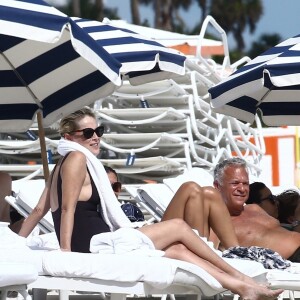 Sharon Stone profite d'une belle journée ensoleillée en compagnie d'amis sur une plage à Miami, le 5 novembre 2017.