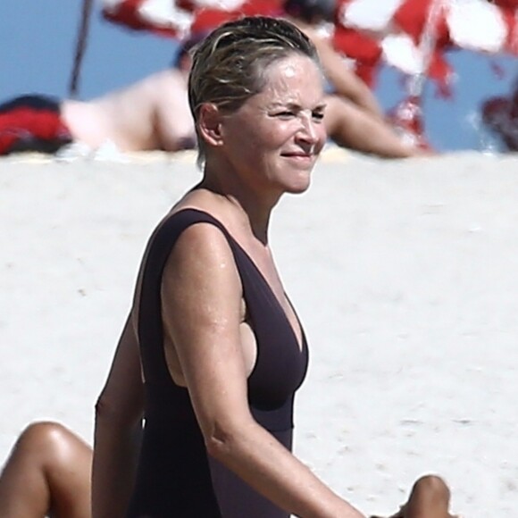 Sharon Stone profite d'une belle journée ensoleillée en compagnie d'amis sur une plage à Miami, le 5 novembre 2017.