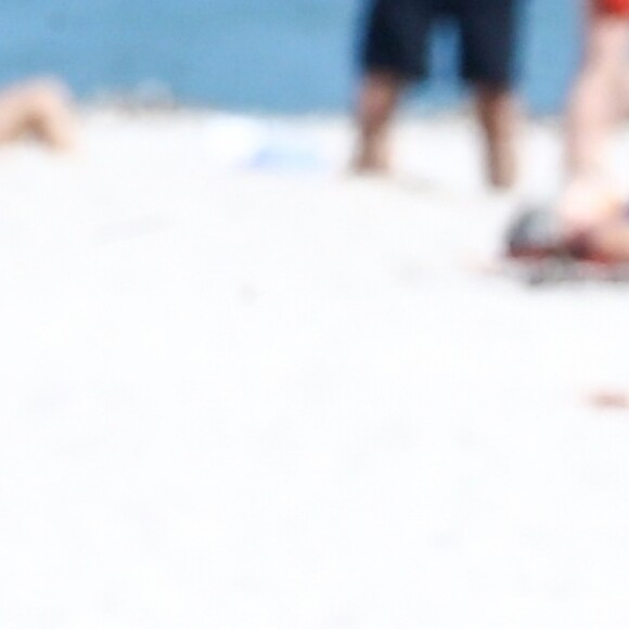 Sharon Stone profite d'une belle journée ensoleillée en compagnie d'amis sur une plage à Miami, le 5 novembre 2017.