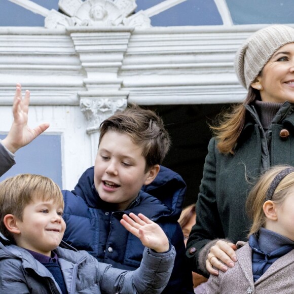 La princesse Mary de Danemark assistait le 5 novembre 2017 au palais de l'Hermitage, au nord de Copenhague, à la course de chevaux "Hubertus Jagt" avec ses quatre enfants, Christian, Isabella, Vincent et Josephine.