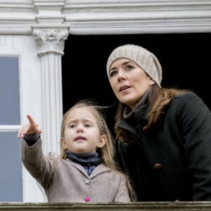 La princesse Mary de Danemark assistait le 5 novembre 2017 au palais de l'Hermitage, au nord de Copenhague, à la course de chevaux "Hubertus Jagt" avec ses quatre enfants, Christian, Isabella, Vincent et Josephine.