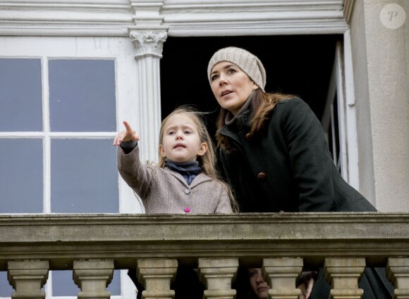 La princesse Mary de Danemark assistait le 5 novembre 2017 au palais de l'Hermitage, au nord de Copenhague, à la course de chevaux "Hubertus Jagt" avec ses quatre enfants, Christian, Isabella, Vincent et Josephine.