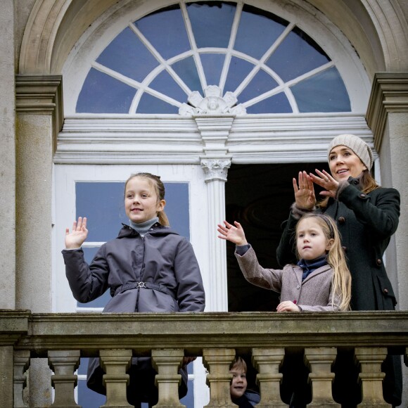 La princesse Mary de Danemark assistait le 5 novembre 2017 au palais de l'Hermitage, au nord de Copenhague, à la course de chevaux "Hubertus Jagt" avec ses quatre enfants, Christian, Isabella, Vincent et Josephine.