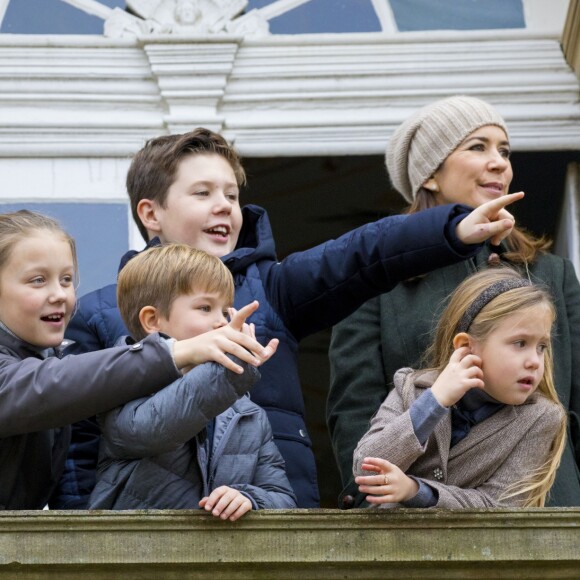 La princesse Mary de Danemark assistait le 5 novembre 2017 au palais de l'Hermitage, au nord de Copenhague, à la course de chevaux "Hubertus Jagt" avec ses quatre enfants, Christian, Isabella, Vincent et Josephine.