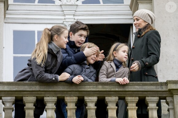 La princesse Mary de Danemark assistait le 5 novembre 2017 au palais de l'Hermitage, au nord de Copenhague, à la course de chevaux "Hubertus Jagt" avec ses quatre enfants, Christian, Isabella, Vincent et Josephine.