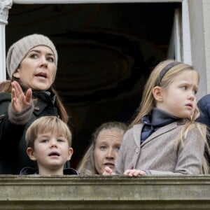 La princesse Mary de Danemark assistait le 5 novembre 2017 au palais de l'Hermitage, au nord de Copenhague, à la course de chevaux "Hubertus Jagt" avec ses quatre enfants, Christian, Isabella, Vincent et Josephine.