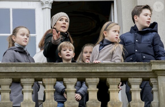 La princesse Mary de Danemark assistait le 5 novembre 2017 au palais de l'Hermitage, au nord de Copenhague, à la course de chevaux "Hubertus Jagt" avec ses quatre enfants, Christian, Isabella, Vincent et Josephine.