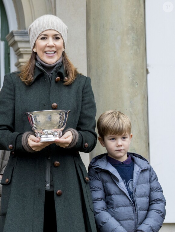 La princesse Mary de Danemark assistait le 5 novembre 2017 au palais de l'Hermitage, au nord de Copenhague, à la course de chevaux "Hubertus Jagt" avec ses quatre enfants, Christian, Isabella, Vincent et Josephine.