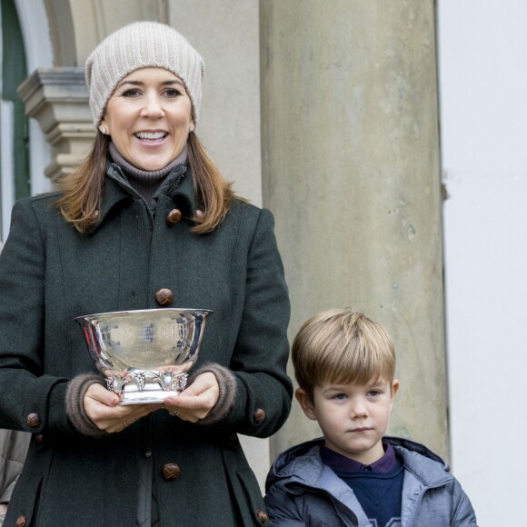 La princesse Mary de Danemark assistait le 5 novembre 2017 au palais de l'Hermitage, au nord de Copenhague, à la course de chevaux "Hubertus Jagt" avec ses quatre enfants, Christian, Isabella, Vincent et Josephine.