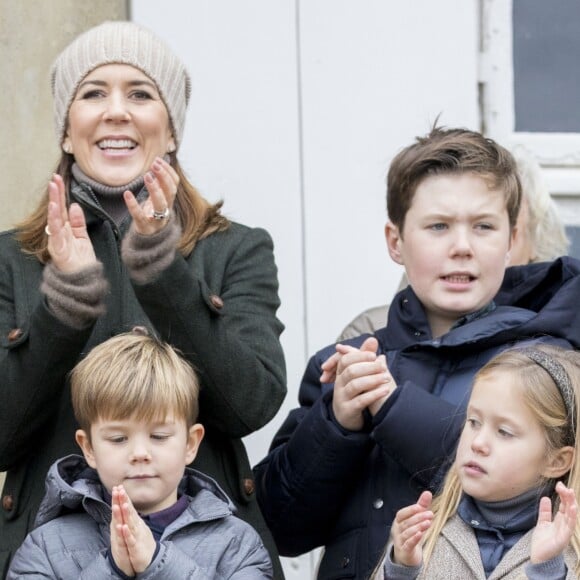 La princesse Mary de Danemark assistait le 5 novembre 2017 au palais de l'Hermitage, au nord de Copenhague, à la course de chevaux "Hubertus Jagt" avec ses quatre enfants, Christian, Isabella, Vincent et Josephine.