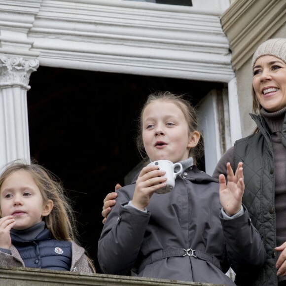 La princesse Mary de Danemark assistait le 5 novembre 2017 au palais de l'Hermitage, au nord de Copenhague, à la course de chevaux "Hubertus Jagt" avec ses quatre enfants, Christian, Isabella, Vincent et Josephine.