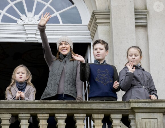 La princesse Mary de Danemark assistait le 5 novembre 2017 au palais de l'Hermitage, au nord de Copenhague, à la course de chevaux "Hubertus Jagt" avec ses quatre enfants, Christian, Isabella, Vincent et Josephine.