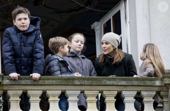 La princesse Mary de Danemark assistait le 5 novembre 2017 au palais de l'Hermitage, au nord de Copenhague, à la course de chevaux "Hubertus Jagt" avec ses quatre enfants, Christian, Isabella, Vincent et Josephine.