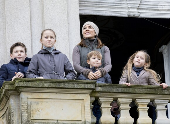 La princesse Mary de Danemark assistait le 5 novembre 2017 au palais de l'Hermitage, au nord de Copenhague, à la course de chevaux "Hubertus Jagt" avec ses quatre enfants, Christian, Isabella, Vincent et Josephine.