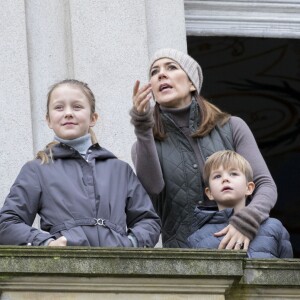 La princesse Mary de Danemark a assisté le 5 novembre 2017, au palais de l'Hermitage, au nord de Copenhague, à la course de chevaux "Hubertus Jagt" avec ses quatre enfants, Christian, Isabella, Vincent et Josephine.