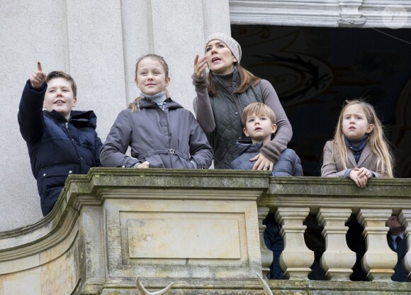 La princesse Mary de Danemark a assisté le 5 novembre 2017, au palais de l'Hermitage, au nord de Copenhague, à la course de chevaux "Hubertus Jagt" avec ses quatre enfants, Christian, Isabella, Vincent et Josephine.