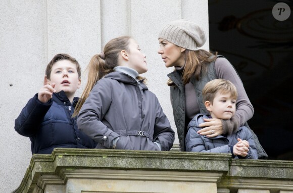 La princesse Mary de Danemark a assisté le 5 novembre 2017, au palais de l'Hermitage, au nord de Copenhague, à la course de chevaux "Hubertus Jagt" avec ses quatre enfants, Christian, Isabella, Vincent et Josephine.