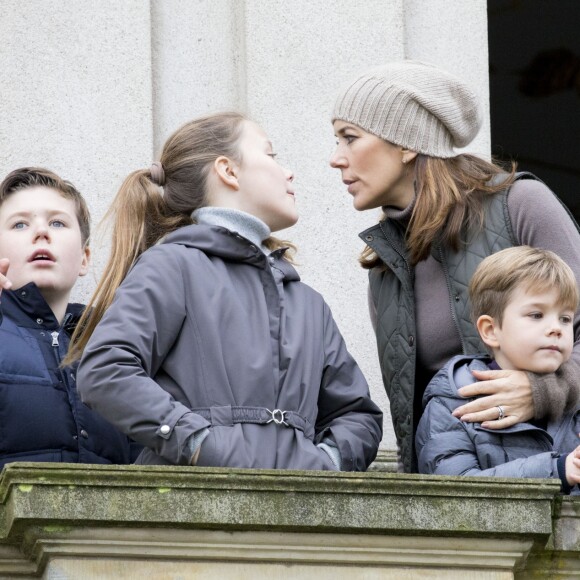 La princesse Mary de Danemark a assisté le 5 novembre 2017, au palais de l'Hermitage, au nord de Copenhague, à la course de chevaux "Hubertus Jagt" avec ses quatre enfants, Christian, Isabella, Vincent et Josephine.