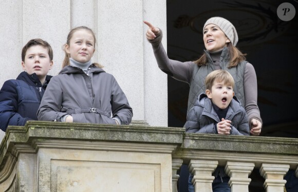 La princesse Mary de Danemark a assisté le 5 novembre 2017, au palais de l'Hermitage, au nord de Copenhague, à la course de chevaux "Hubertus Jagt" avec ses quatre enfants, Christian, Isabella, Vincent et Josephine.