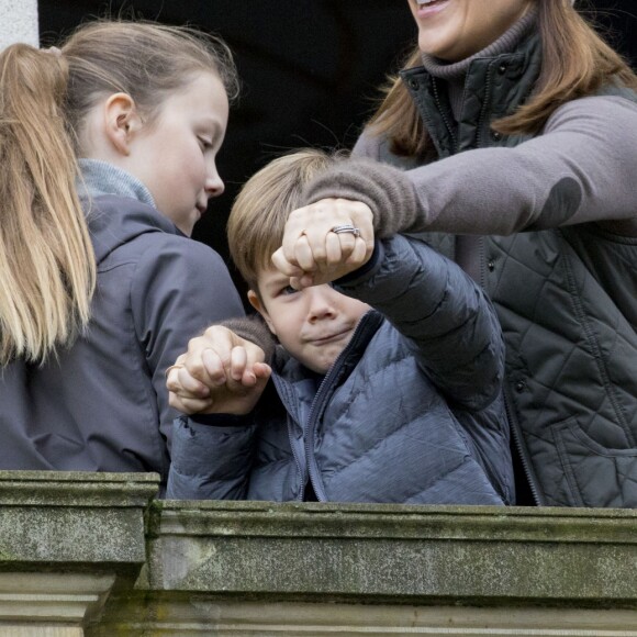 La princesse Mary de Danemark a assisté le 5 novembre 2017, au palais de l'Hermitage, au nord de Copenhague, à la course de chevaux "Hubertus Jagt" avec ses quatre enfants, Christian, Isabella, Vincent et Josephine.