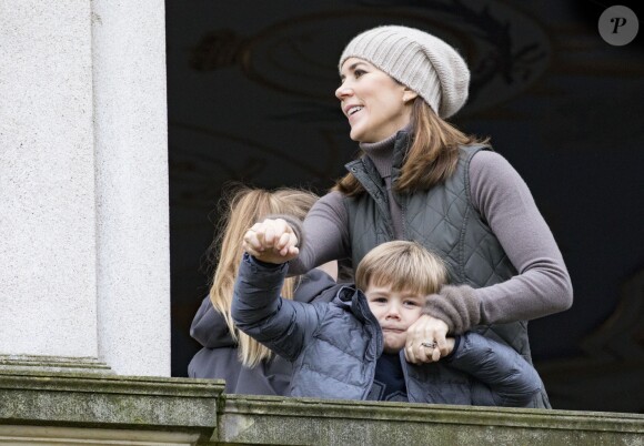 La princesse Mary de Danemark a assisté le 5 novembre 2017, au palais de l'Hermitage, au nord de Copenhague, à la course de chevaux "Hubertus Jagt" avec ses quatre enfants, Christian, Isabella, Vincent et Josephine.