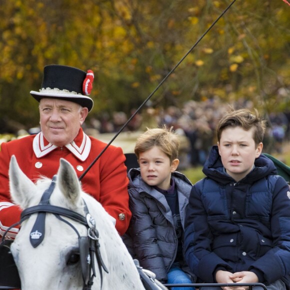 La princesse Mary de Danemark a assisté le 5 novembre 2017, au palais de l'Hermitage, au nord de Copenhague, à la course de chevaux "Hubertus Jagt" avec ses quatre enfants, Christian, Isabella, Vincent et Josephine.