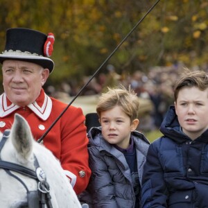 La princesse Mary de Danemark a assisté le 5 novembre 2017, au palais de l'Hermitage, au nord de Copenhague, à la course de chevaux "Hubertus Jagt" avec ses quatre enfants, Christian, Isabella, Vincent et Josephine.