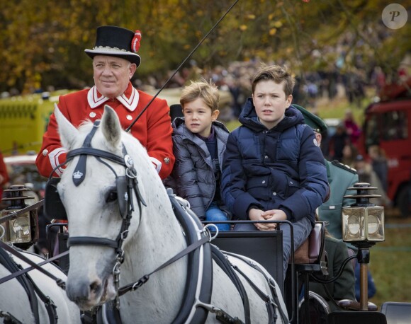 La princesse Mary de Danemark a assisté le 5 novembre 2017, au palais de l'Hermitage, au nord de Copenhague, à la course de chevaux "Hubertus Jagt" avec ses quatre enfants, Christian, Isabella, Vincent et Josephine.