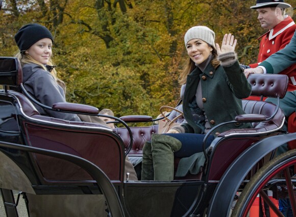 La princesse Mary de Danemark a assisté le 5 novembre 2017, au palais de l'Hermitage, au nord de Copenhague, à la course de chevaux "Hubertus Jagt" avec ses quatre enfants, Christian, Isabella, Vincent et Josephine.