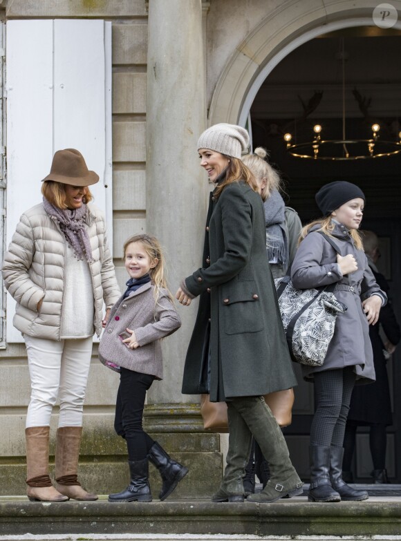 La princesse Mary de Danemark a assisté le 5 novembre 2017, au palais de l'Hermitage, au nord de Copenhague, à la course de chevaux "Hubertus Jagt" avec ses quatre enfants, Christian, Isabella, Vincent et Josephine.