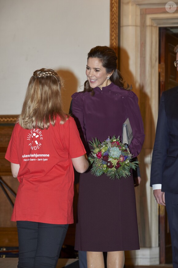 La princesse Mary de Danemark à l'Hôtel de Ville de Copenhague le 3 novembre 2017 pour le dévoilement des timbres de Noël caritatifs 2017.