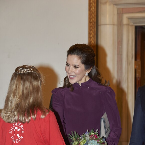 La princesse Mary de Danemark à l'Hôtel de Ville de Copenhague le 3 novembre 2017 pour le dévoilement des timbres de Noël caritatifs 2017.