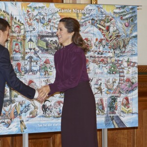 La princesse Mary de Danemark à l'Hôtel de Ville de Copenhague le 3 novembre 2017 pour le dévoilement des timbres de Noël caritatifs 2017.