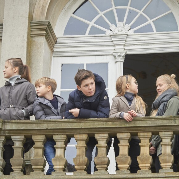 La princesse Mary de Danemark était le 5 novembre 2017 au palais de l'Hermitage, au nord de Copenhague, pour assister à la course de chevaux "Hubertus Jagt" avec ses quatre enfants, Christian, Isabella, Vincent et Josephine.