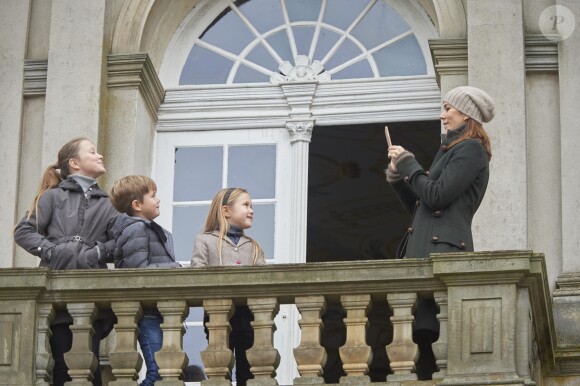 La princesse Mary de Danemark était le 5 novembre 2017 au palais de l'Hermitage, au nord de Copenhague, pour assister à la course de chevaux "Hubertus Jagt" avec ses quatre enfants, Christian, Isabella, Vincent et Josephine.