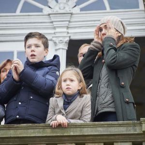 La princesse Mary de Danemark et ses enfants Vincent, Christian et Josephine sous le choc le 5 novembre 2017 au palais de l'Hermitage, au nord de Copenhague : un accident vient de se produire sous leurs yeux, lorsqu'un officiel de la course a été pris dans la cavalcade...