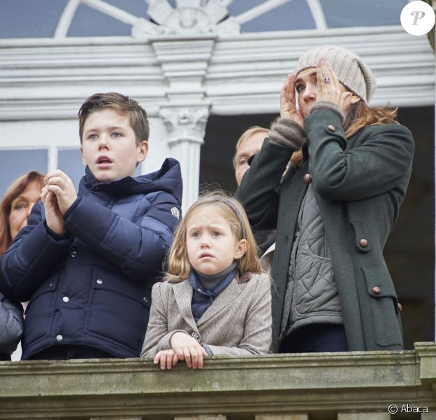 La princesse Mary de Danemark et ses enfants Vincent, Christian et Josephine sous le choc le 5 novembre 2017 au palais de l'Hermitage, au nord de Copenhague : un accident vient de se produire sous leurs yeux, lorsqu'un officiel de la course a été pris dans la cavalcade...