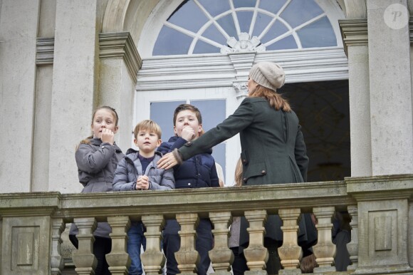 La princesse Mary de Danemark était le 5 novembre 2017 au palais de l'Hermitage, au nord de Copenhague, pour assister à la course de chevaux "Hubertus Jagt" avec ses quatre enfants, Christian, Isabella, Vincent et Josephine.