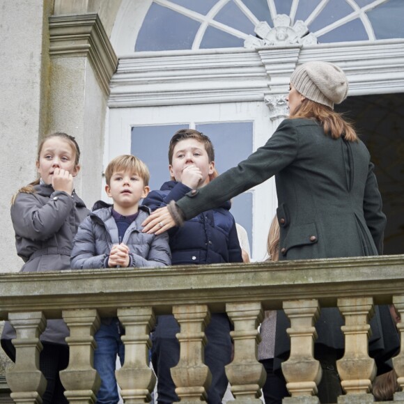 La princesse Mary de Danemark était le 5 novembre 2017 au palais de l'Hermitage, au nord de Copenhague, pour assister à la course de chevaux "Hubertus Jagt" avec ses quatre enfants, Christian, Isabella, Vincent et Josephine.