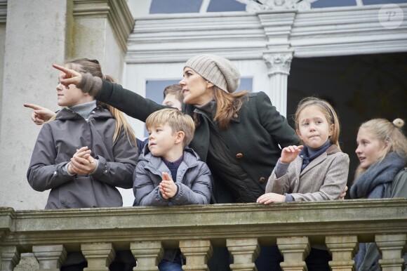 La princesse Mary de Danemark était le 5 novembre 2017 au palais de l'Hermitage, au nord de Copenhague, pour assister à la course de chevaux "Hubertus Jagt" avec ses quatre enfants, Christian, Isabella, Vincent et Josephine.